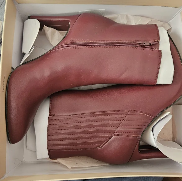 BCBG Womens boots- NIB - Picture 2 of 5